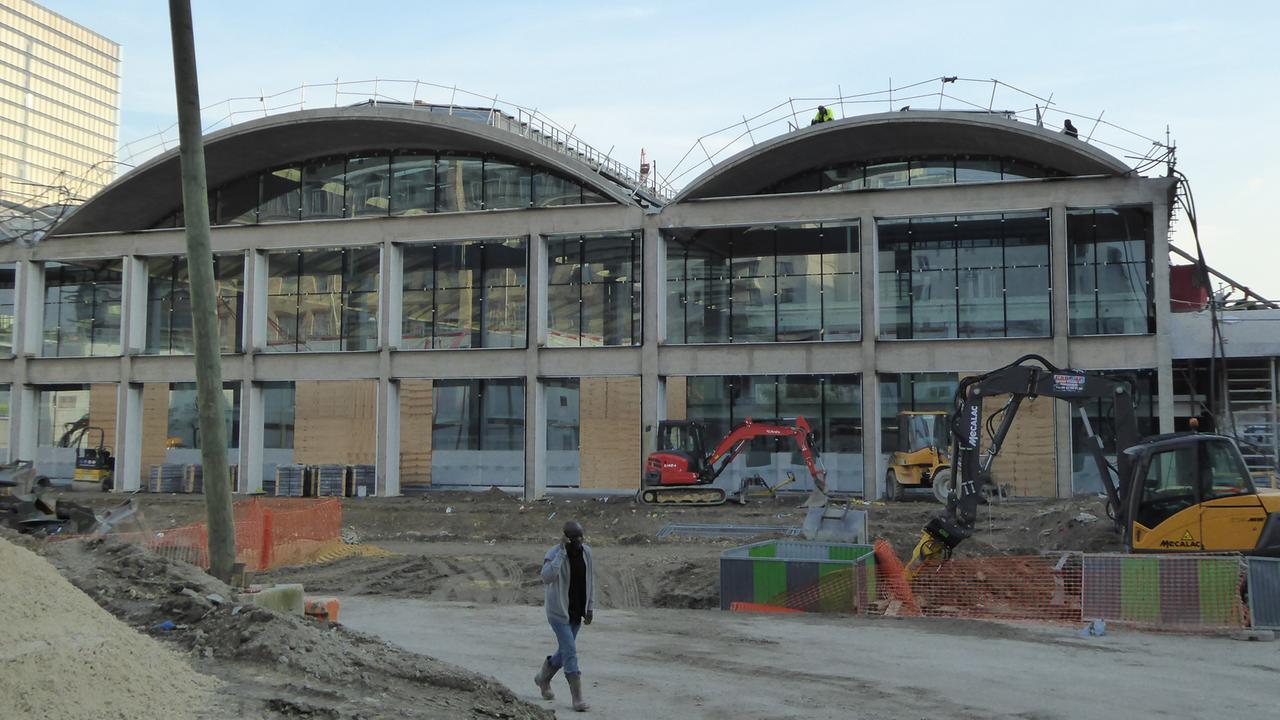 Die ehemalige Eisenbahnhalle Halle Freyssinet soll zum Gründerzentrum "Station F" umgebaut werden. Eröffnet wird 2017.