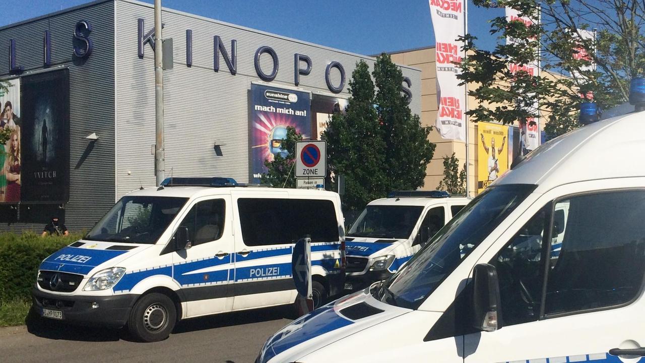 Einsatzwagen der Polizei stehen in Viernheim vor dem Kino, in dem sich ein bewaffneter Mann verschanzt hatte. Einsatzwagen der Polizei stehen in Viernheim vor dem Kino, in dem sich ein bewaffneter Mann verschanzt hatte.