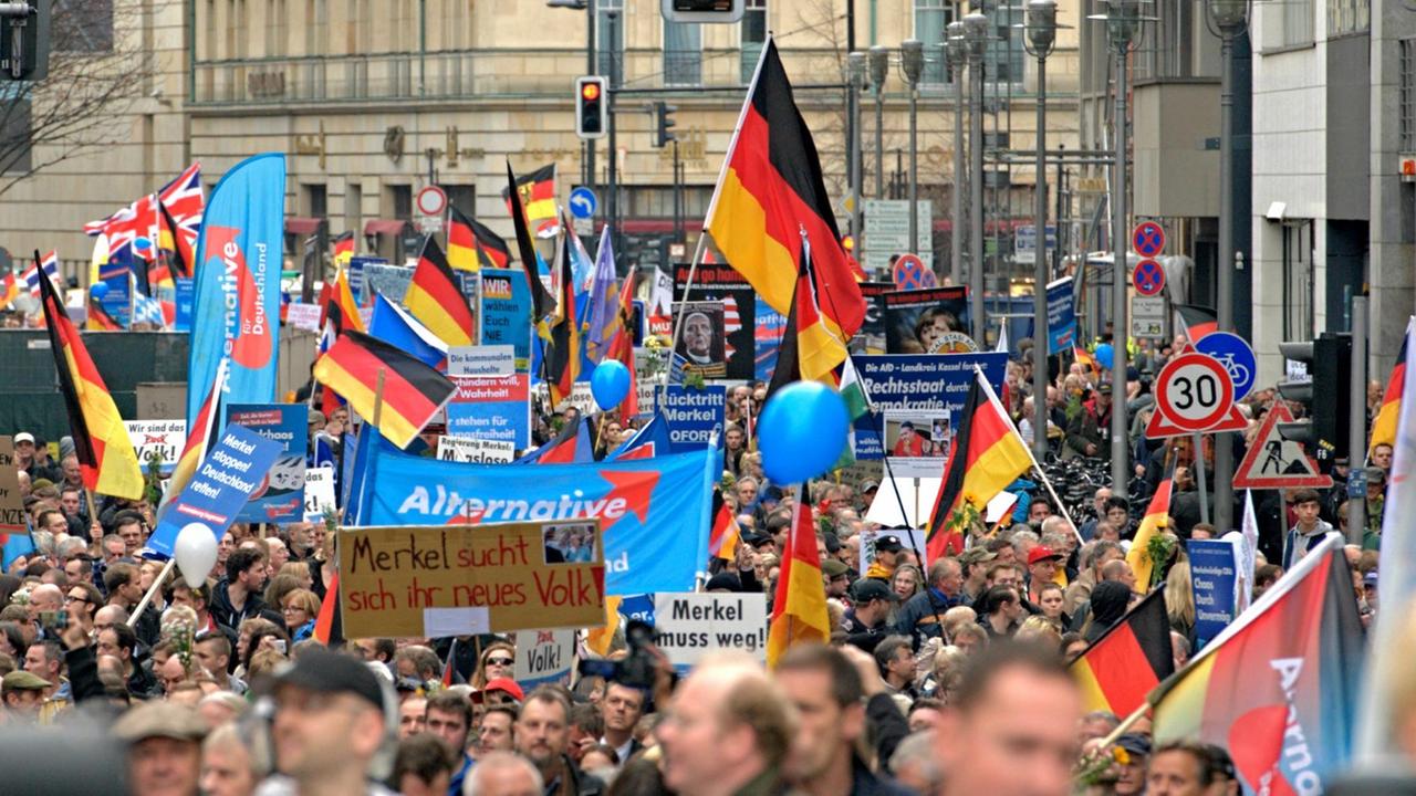 AfD-Anhänger demontrieren auf der Wilhelmstraße in Berlin