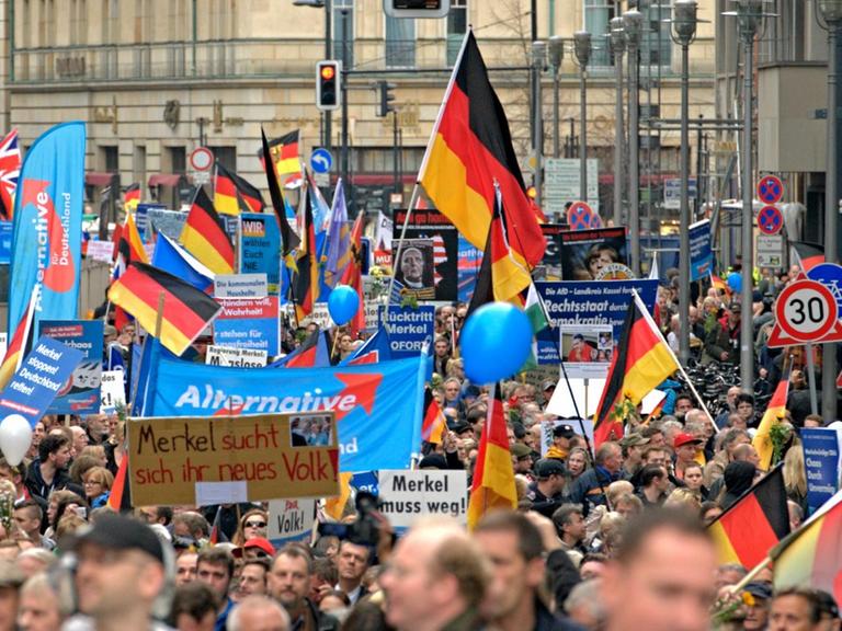 AfD-Anhänger demontrieren auf der Wilhelmstraße in Berlin