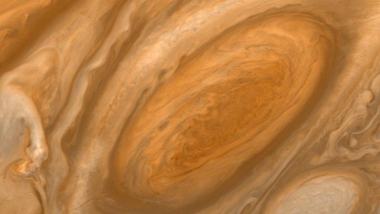 Der Große Rote Fleck in der Atmosphäre des Jupiter, aufgenommen von Voyager 2