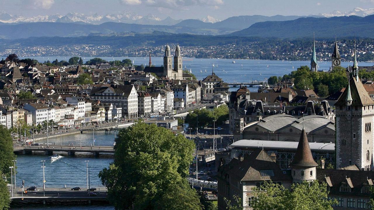 Blick auf Zürich und die Limmat, sowie den Zürichsee