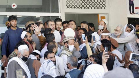New coronavirus People flood a medical clinic in Kabul on June 1, 2020, after an Afghan nongovernmental organization announced the development of a remedy for the new coronavirus. PUBLICATIONxINxGERxSUIxAUTxHUNxONLY