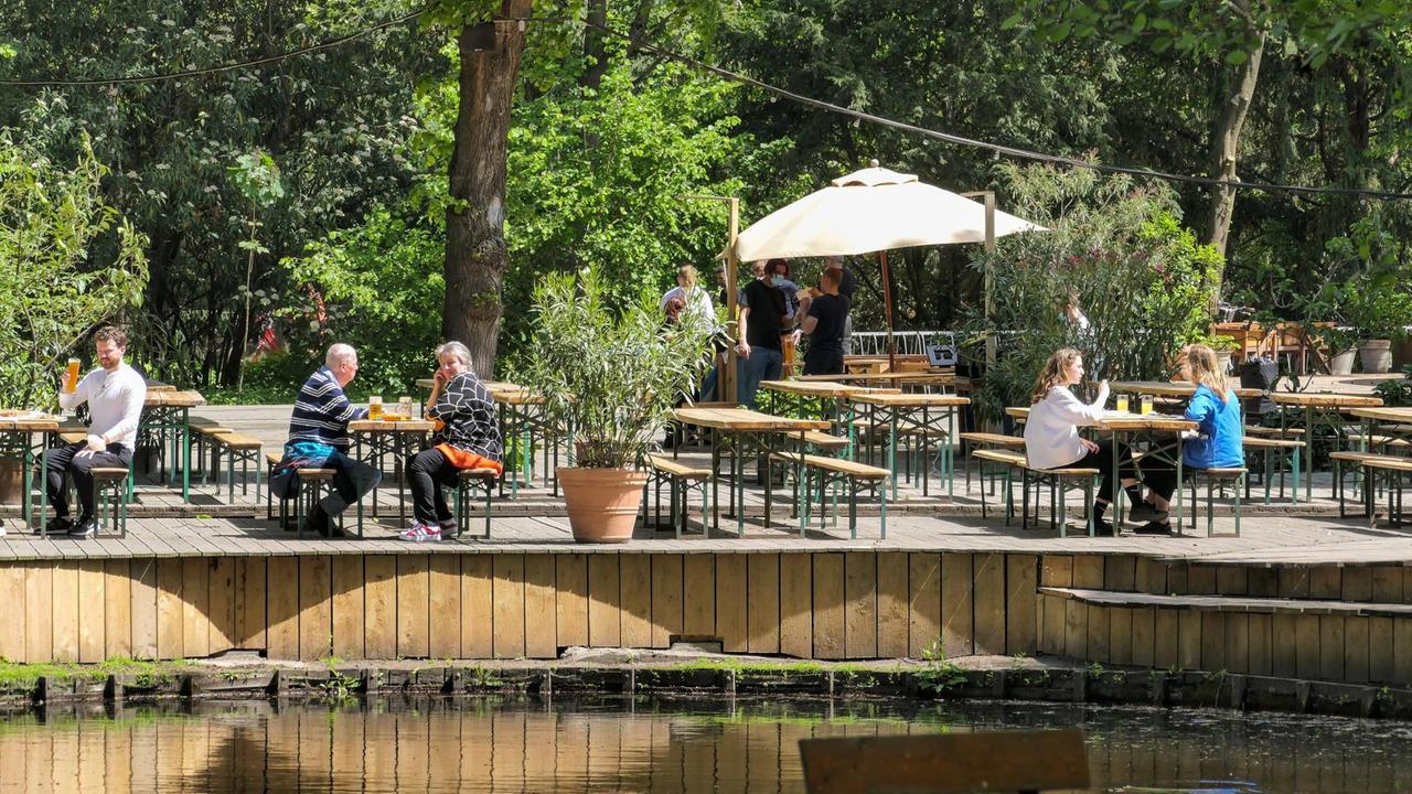 Geöffnetes Café mit Gästen am Neuen See in Berlin