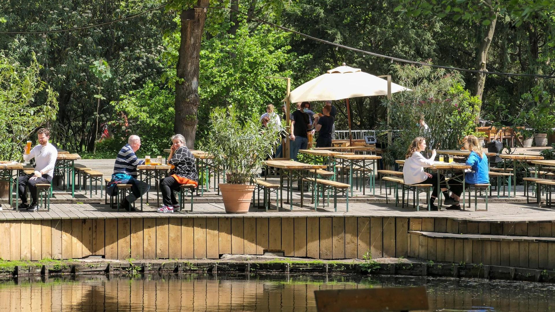Geöffnetes Cafe mit Gästen am Neuen See in Berlin
