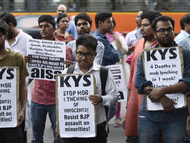 Mitglieder der "All India Students Association" (AISA) protestieren gegen Lynchmorde an Muslimen im Juni 2018 in Neu-Delhi, India.