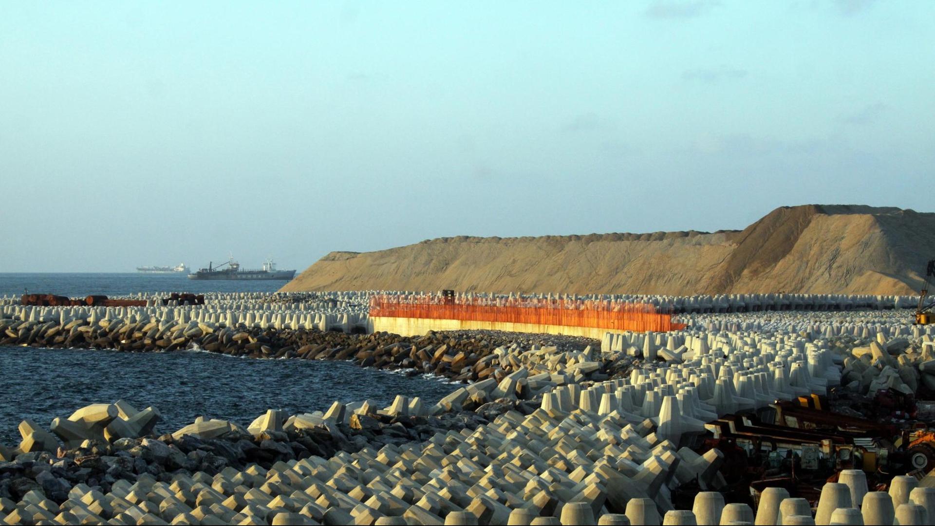 Der Hafen von Hambantota im Jahr 2011, kurz vor seiner Eröffnung.