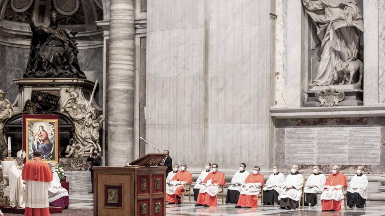 Papst Franziskus führt dreizehn Kardinäle neu ins Amt ein. Alle tragen medizinische Masken.