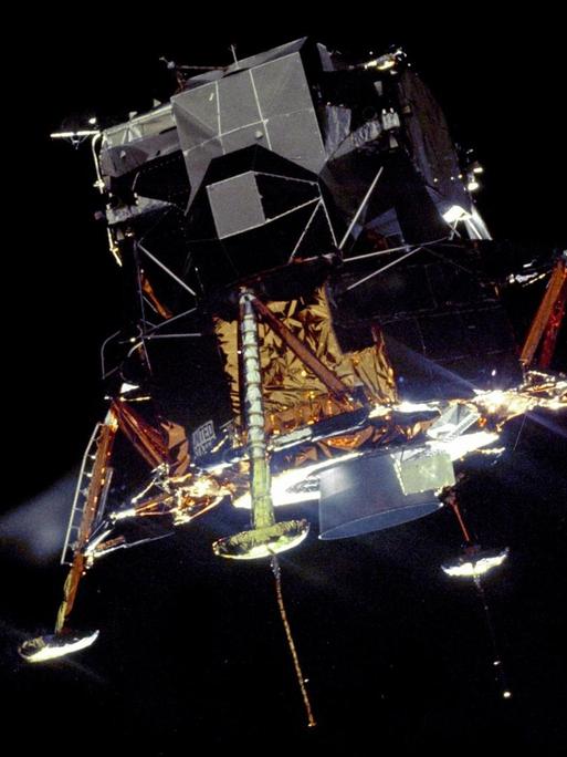 Die Mondlandefähre mit Armstrong und Aldrin an Bord auf dem Weg zur Oberfläche