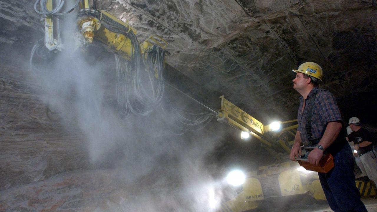 Achthundert Meter unter Tage wird am 27.11.2003 im thüringischen Unterbreizbach bei Bad Salzungen mit dem sogenannten Ankern der Abbbau einer neuen Kalilagerstätte im hessisch-thüringischen Kalirevier vorbereitet. 