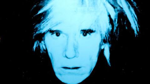 Ein Besucher schaut sich am 22.06.2015 im Museum Brandhorst in München (Bayern) das Bild "Selbstporträt (1986)" von Andy Warhol an. Vom 23.06.-18.10.2015 ist die Ausstellung "YES!YES!YES!