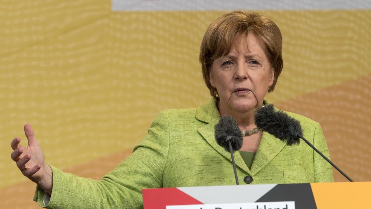 Bundeskanzlerin Angela Merkel spricht am 14.07.2017 auf der CDU-Bühne am Hafenbecken von Neuharlingersiel (Niedersachsen), einem Küstenort vor der Insel Spiekeroog.