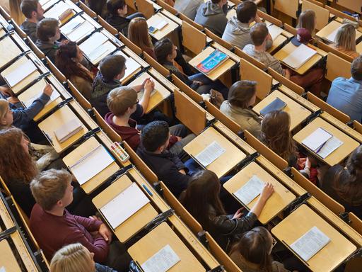 Studenten sitzen in einem Hörsaal der Universität Koblenz-Landau