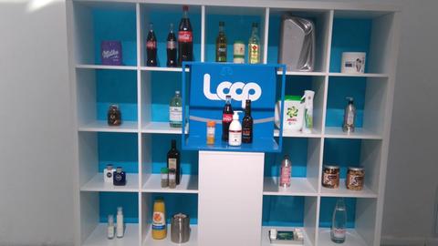 In einem Regal werden die Loop-Pfandprodukte gezeigt