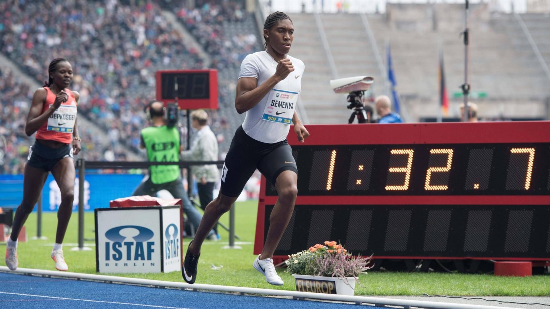 Die spätere Siegerin führt das Feld an: Caster Semenya beim 1000 Meter Lauf der Frauen beim Berliner ISTAF 2018