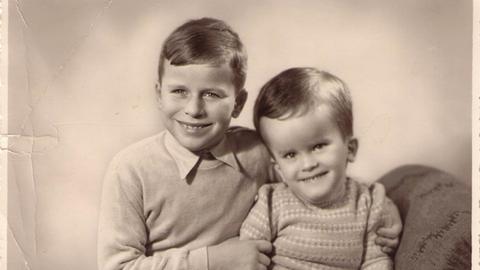 Die Schriftstellerbrüder Klaus (links) und Martin Merz als Kinder Mitte der 1950er-Jahre.