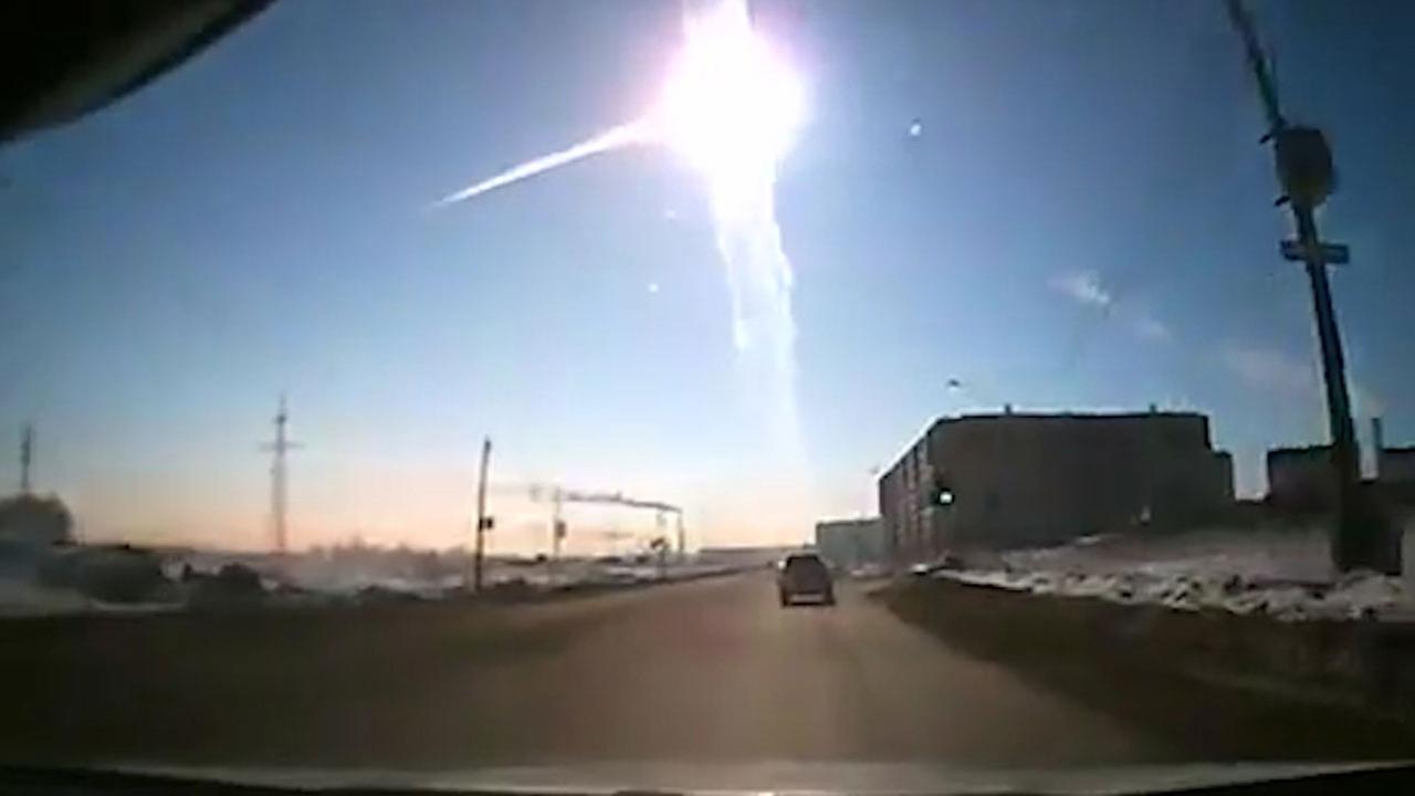 1377169 Russia, Chelyabinsk. 02/15/2013 The trace of a flying object in the sky over Chelyabinsk (still from a dashboard camera). -/RIA Novosti 1377169 Russia, Chelyabinsk. 02/15/2013 The trace of a flying object in the sky over Chelyabinsk (still from a dashboard camera). -/RIA Novosti