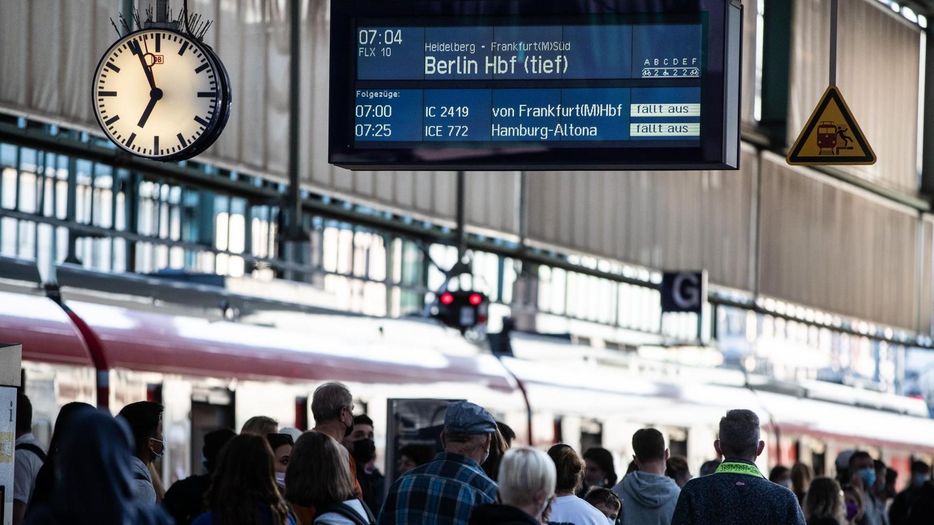 Menschen warten am Stuttgarter Hauptbahnhof auf einen Zug. Menschen warten am Stuttgarter Hauptbahnhof auf einen Zug.