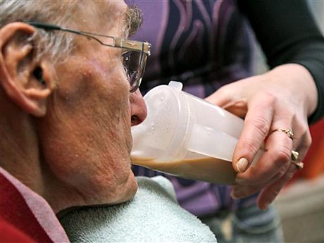 Ein Pflegebedürftiger wird in Euskirchen bei Köln von einer Altenpflegerin gefüttert.
