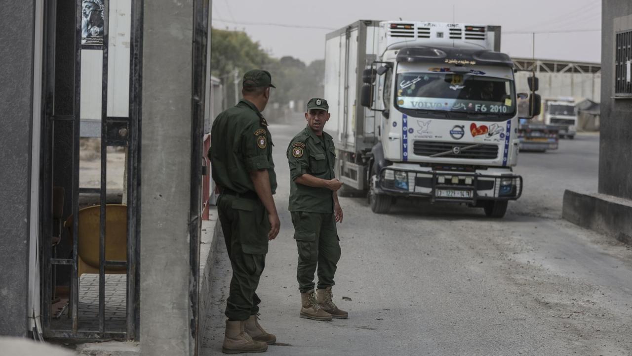 Der Grenzübergang Kerem Schalom zwischen Israel und dem Gazastreifen: Zwei palästinensische Sicherheitskräfte stehen am Grenzübergang Kerem Schalom im südlichen Gazastreifen.