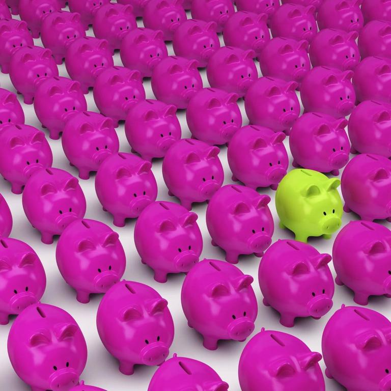Reihe von pinkfarbenen Sparschweinen mit einem grünen Sparschwein