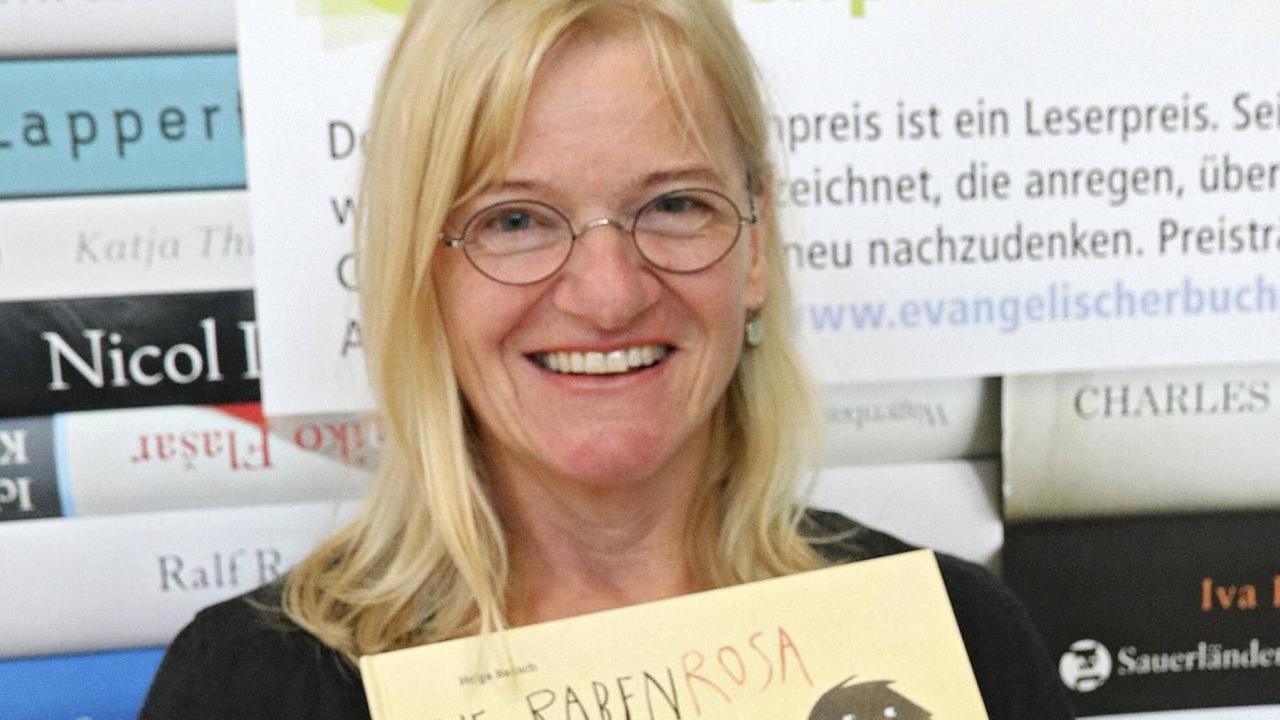 Die Wiener Illustratorin und Autorin Helga Bansch mit ihrem ausgezeichneten Bilderbuch Die Rabenrosa am 28.09.2016 in Oldenburg.