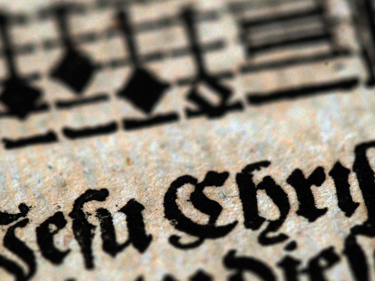In einem Gesangbuch aus dem 15. Jahrhundert aus dem Gesangbucharchiv der Johannes Gutenberg-Universität in Mainz (Rheinland-Pfalz) steht "Jesu Christ" in altdeutscher Schrift.