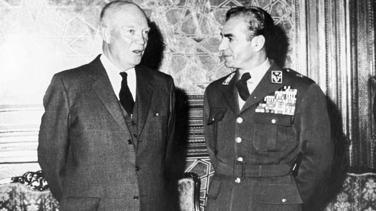 Der amerikanische Präsident Dwight D. Eisenhower (l) trifft am 14.12.1959 im Kaiserpalast in Teheran im Iran mit Schah Reza Mohammed Pahlavi zusammen.
