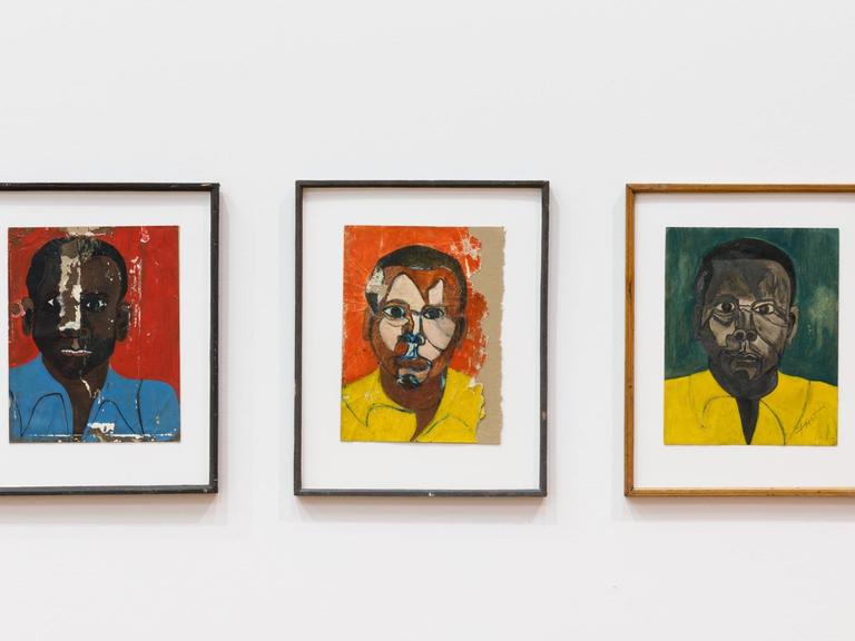 Drei Portraits eines Schwarzen von Frank Walter - die Gemälde sind sich in ihrem Motiv sehr ähnlich, aber die Farbgebung im Hintergrund, bei der Kleidung und beim Gesicht des Portratierten ist jeweils sehr unterschiedlich