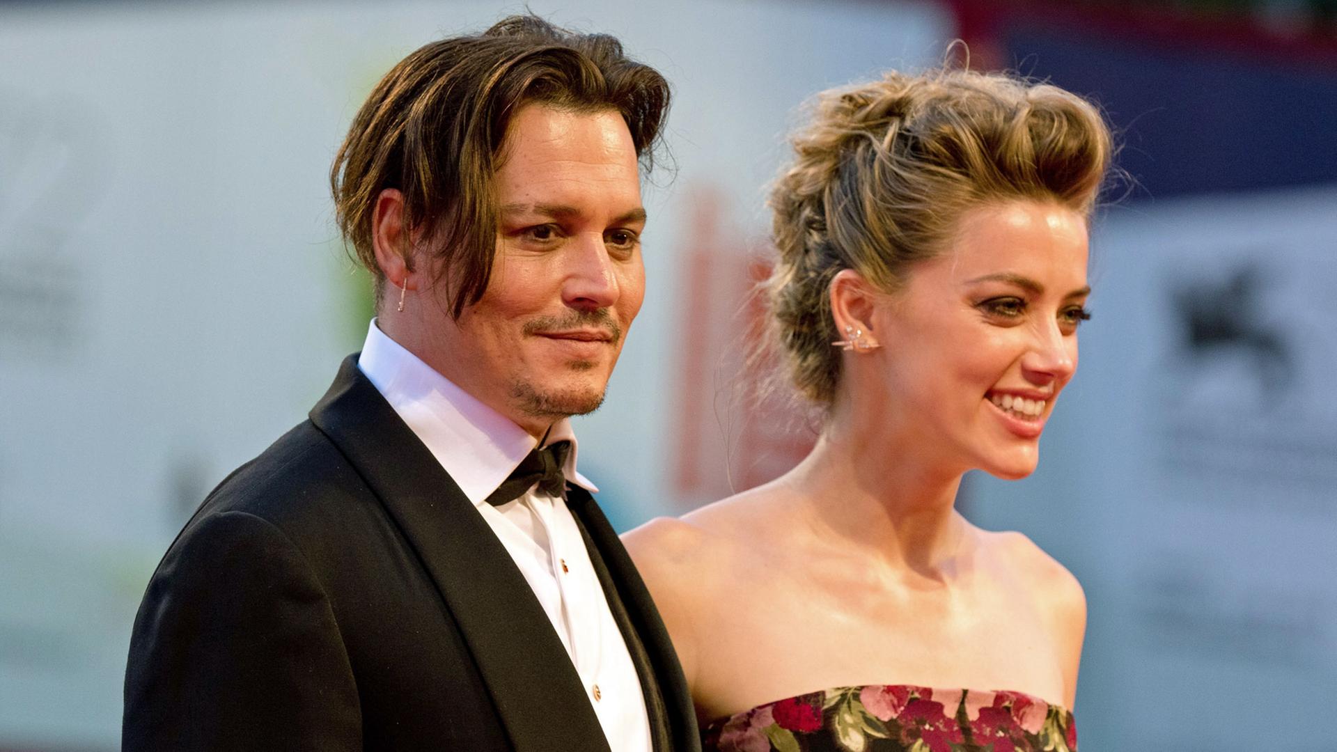 Hollywoodstar Johnny Depp und seine Ehefrau, die Schauspielerin Amber Heard, auf dem Roten Teppich vor dem Palazzo del Cinema bei den Filmfestspielen in Venedig, aufgenommen am 5.9.2015 bei der Premiere des Films "The Danish Girl". Hollywoodstar Johnny Depp und seine Ehefrau, die Schauspielerin Amber Heard, auf dem Roten Teppich vor dem Palazzo del Cinema bei den Filmfestspielen in Venedig, aufgenommen am 5.9.2015 bei der Premiere des Films "The Danish Girl".