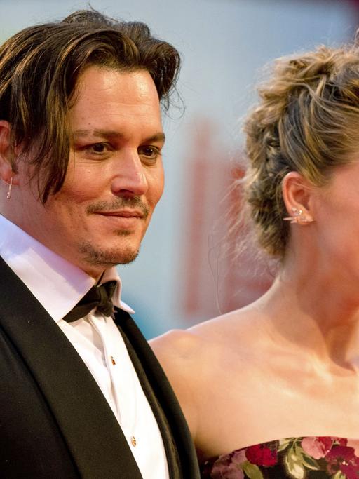 Hollywoodstar Johnny Depp und seine Ehefrau, die Schauspielerin Amber Heard, auf dem Roten Teppich vor dem Palazzo del Cinema bei den Filmfestspielen in Venedig, aufgenommen am 5.9.2015 bei der Premiere des Films "The Danish Girl".
