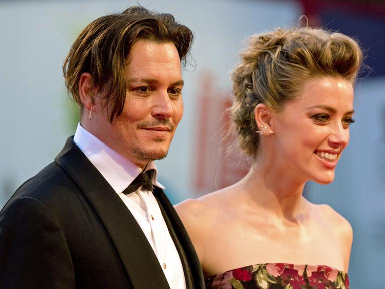 Hollywoodstar Johnny Depp und seine Ehefrau, die Schauspielerin Amber Heard, auf dem Roten Teppich vor dem Palazzo del Cinema bei den Filmfestspielen in Venedig, aufgenommen am 5.9.2015 bei der Premiere des Films "The Danish Girl".