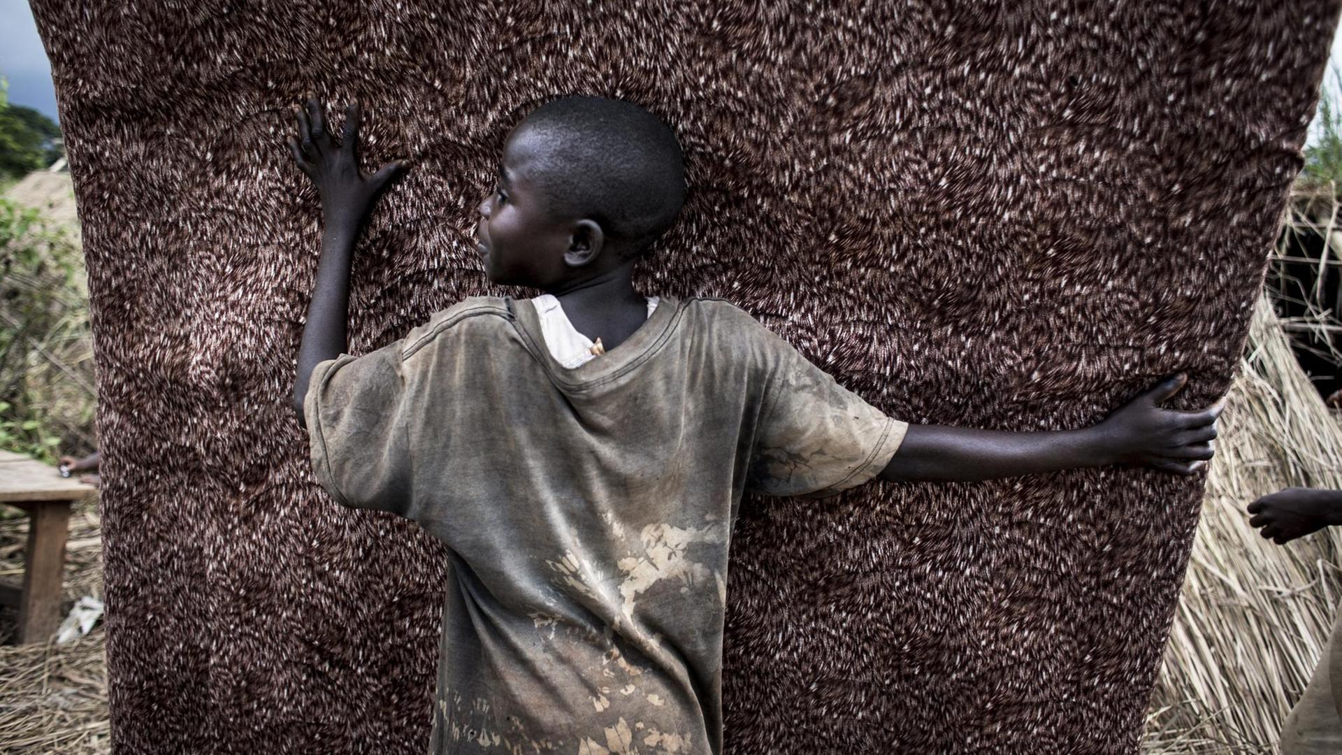 Ein junger Flüchtling aus der Zentralafrikanischen Republik in einem Flüchtlingscamp.