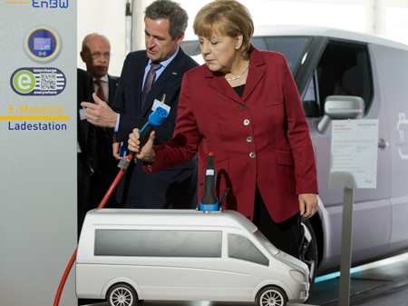 "Elektromobilität bewegt weltweit": Bundeskanzlerin Angela Merkel (CDU) auf der Konferenz zur E-Mobilität in Berlin