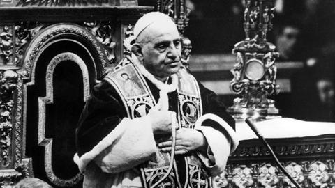 Papst Johannes XXIII. hält am 08.12.1962 im Petersdom eine Abschlussrede zum Ende der ersten Konzilsperiode des Zweiten Vatikanischen Konzils.