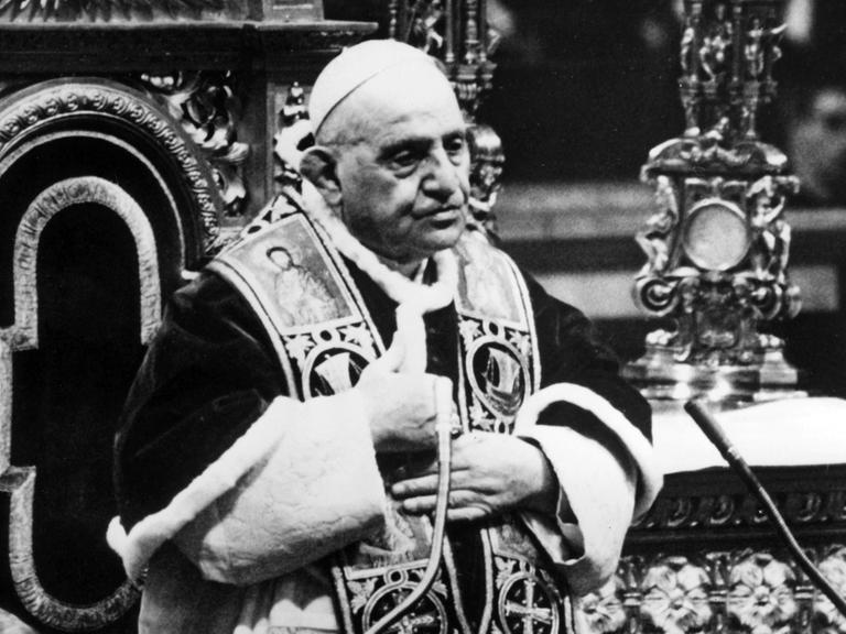 Papst Johannes XXIII. hält am 08.12.1962 im Petersdom eine Abschlussrede zum Ende der ersten Konzilsperiode des Zweiten Vatikanischen Konzils