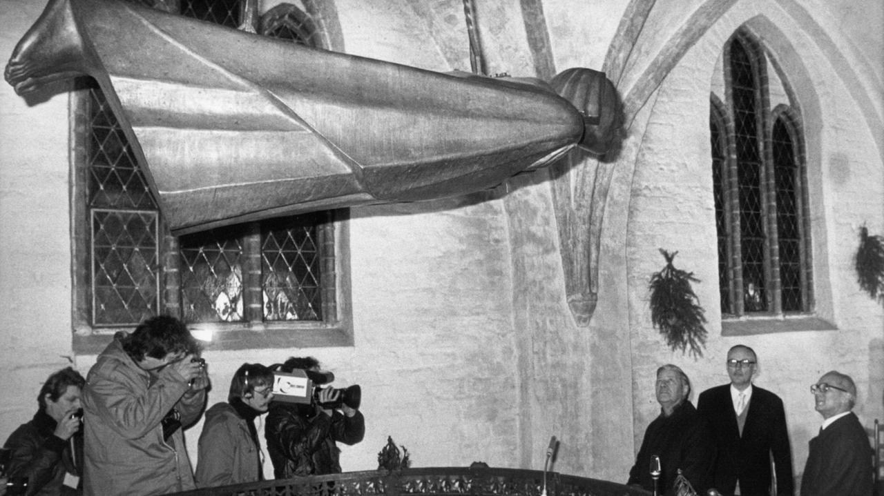 Helmut Schmidt besucht zum Abschluss seines DDR-Besuchs 1981 Güstrow und begutachtet Ernst Barlachs "Der Schwebende". 