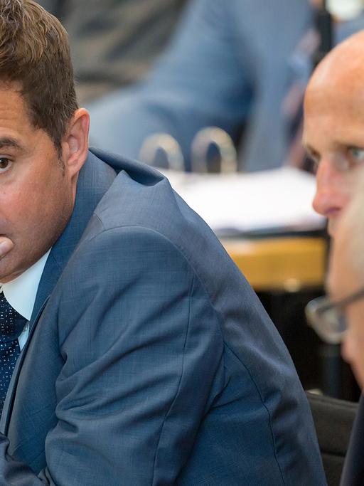 CDU-Fraktionschef Mike Mohring (links) bei einer Sondersitzung zur Asyl- und Flüchtlingspolitik im Thüringer Landtag.