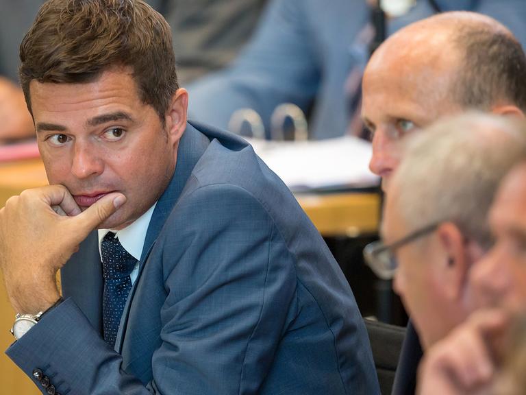 CDU-Fraktionschef Mike Mohring (links) bei einer Sondersitzung zur Asyl- und Flüchtlingspolitik im Thüringer Landtag.