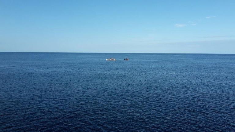 Ein Boot mit Flüchtlingen auf dem Mittelmeer.