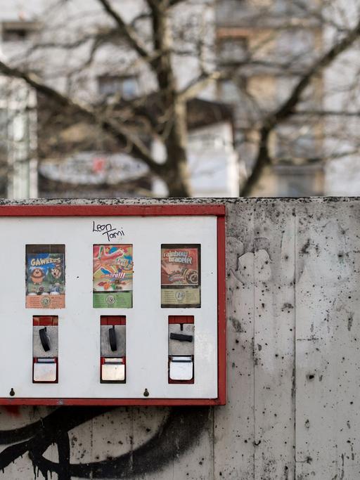 Ein Kaugummiautomat hängt im Münchner Stadtteil Westkreuz (Bayern) an einer Mauer.