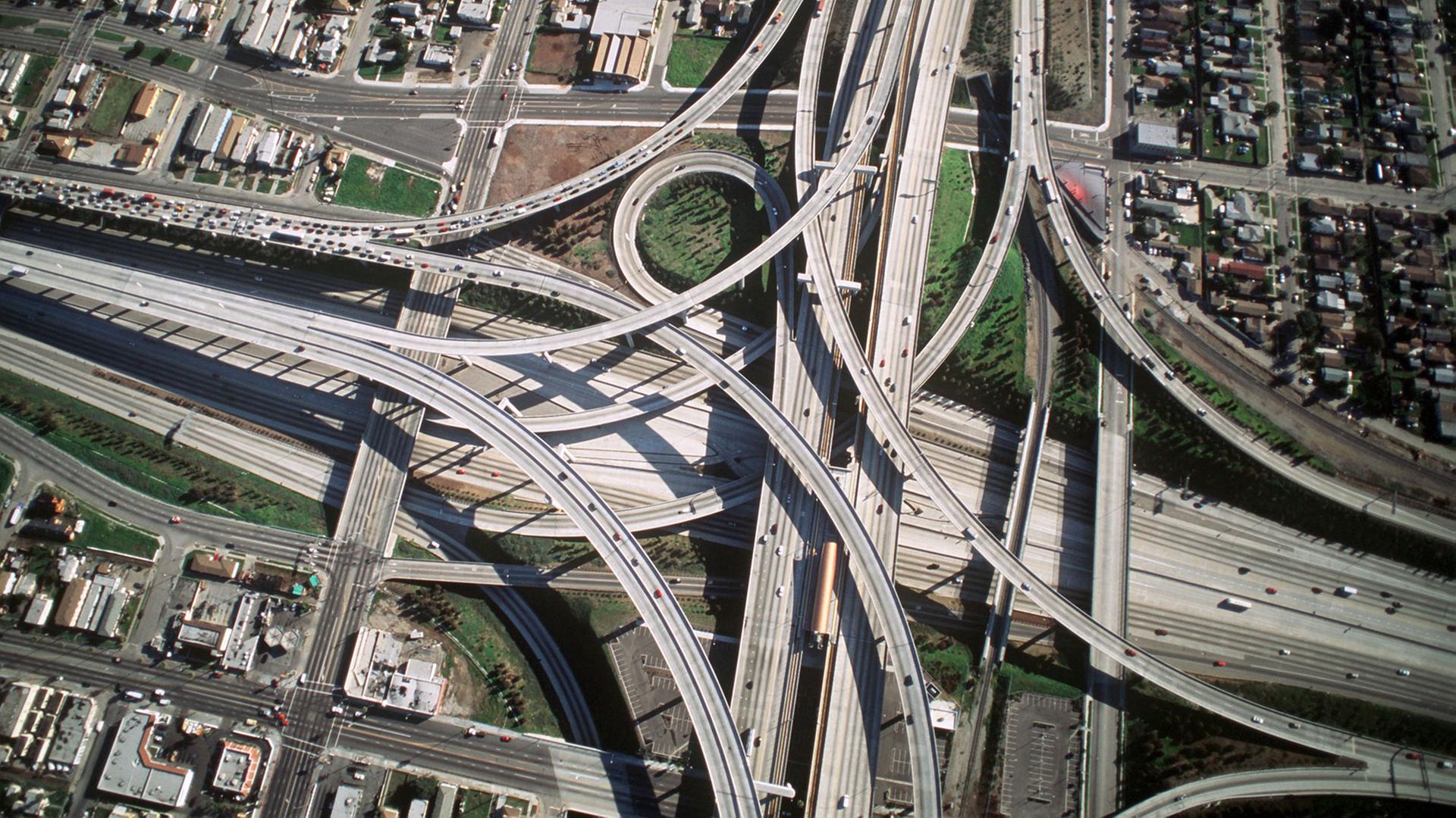 Luftaufnahme einer Freeway-Kreuzung in Los Angeles, aufgenommen im Januar 1997