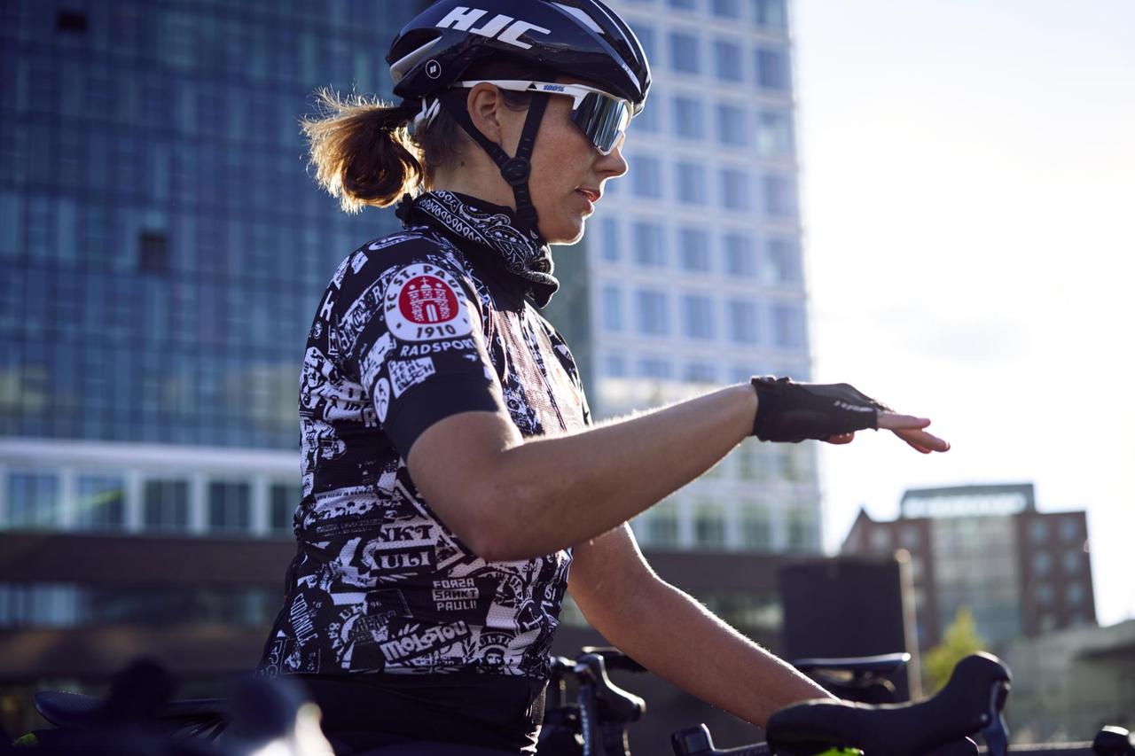                                Johanna Jahnke im Fahrradtrikot des FC. St.Pauli.
