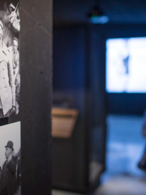 Fotos im 2015 eröffneten Memorial Museum in der Kulturhauptstadt Mons, die einen französischen Soldaten im Zweiten Weltkrieg zeigen. Im Hintergrund sind Videoleinwände zu sehen.
