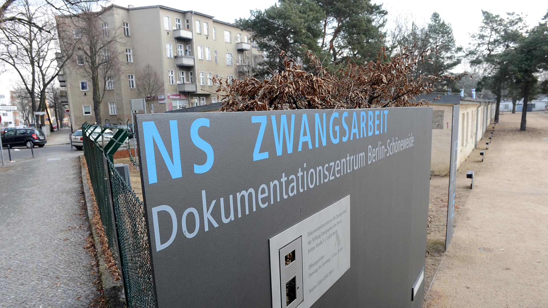 Schild am Eingang des Dokumentationszentrums NS-Zwangsarbeit Berlin-Schöneweide.