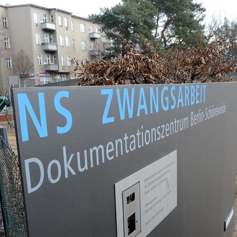 Schild am Eingang des Dokumentationszentrums NS-Zwangsarbeit Berlin-Schöneweide.