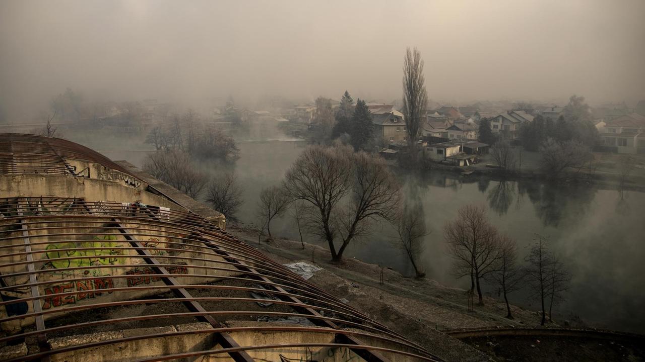 Blick auf Bihać vom Dach eines verlassenen Fabrikgeländes aus.