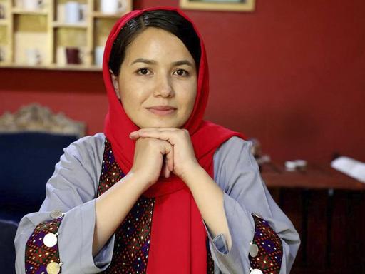 Dr. Bahar Jalali, eine afghanische Historikerin und Expertin für Geschlechterstudien, postete das erste Foto mit dem Hashtag, das seitdem afghanische Frauen auf der ganzen Welt inspiriert hat. Dr. Bahar Jalali, eine afghanische Historikerin und Expertin für Geschlechterstudien, postete das erste Foto mit dem Hashtag, das seitdem afghanische Frauen auf der ganzen Welt inspiriert hat.