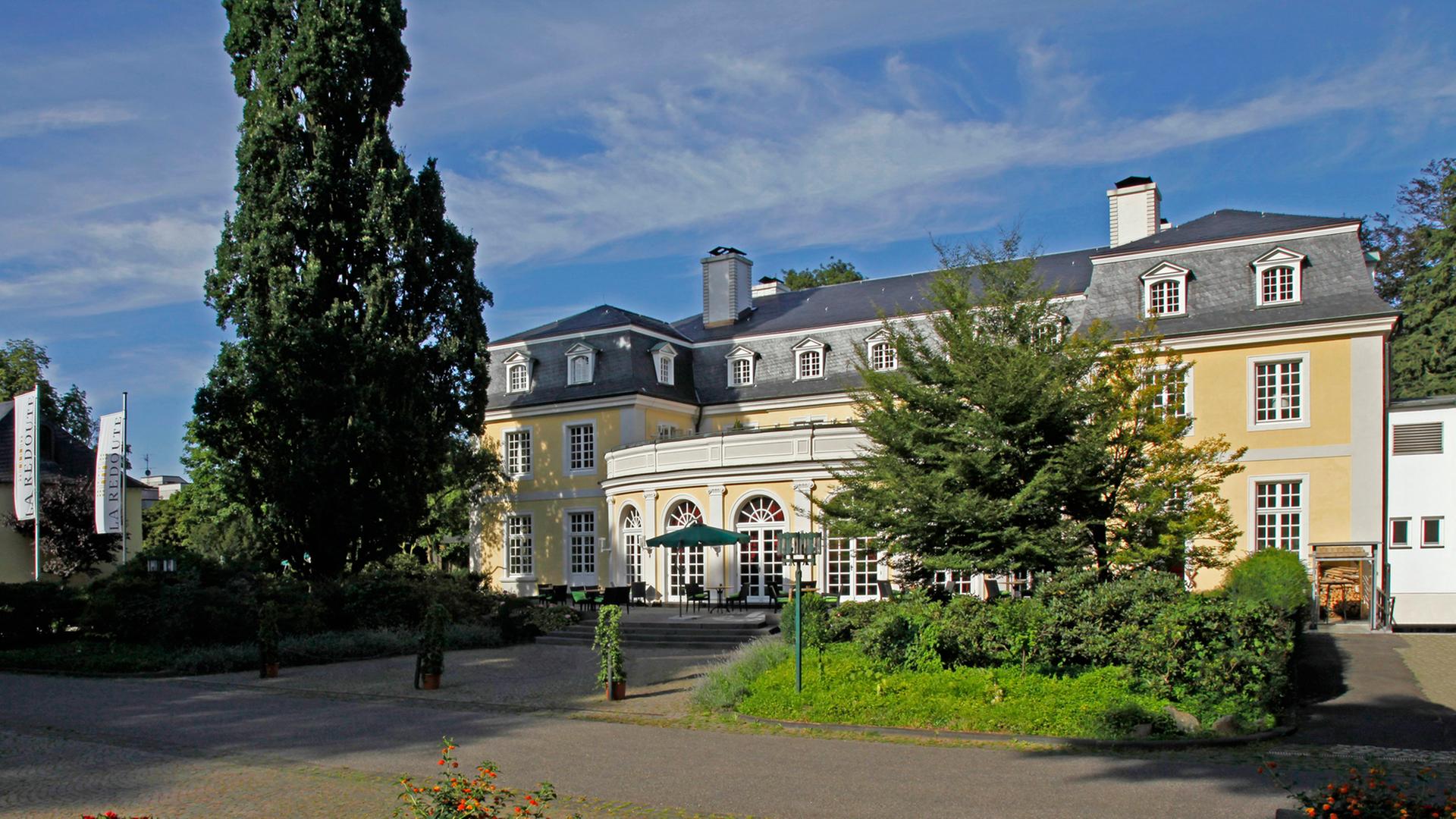 Die Rückseite der Redoute in Bonn-Bad Godesberg, einem Ballhaus aus kurfürstlicher Zeit, das für Veranstaltungen genutzt wird. 