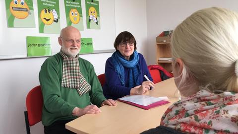 Klaus Hansohm (l.) und Angelika Pütz, Schulmediatoren des Vereins Seniorpartner in School